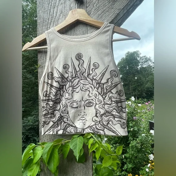 Graphic Cropped Tank Top - Picture 5 of 7